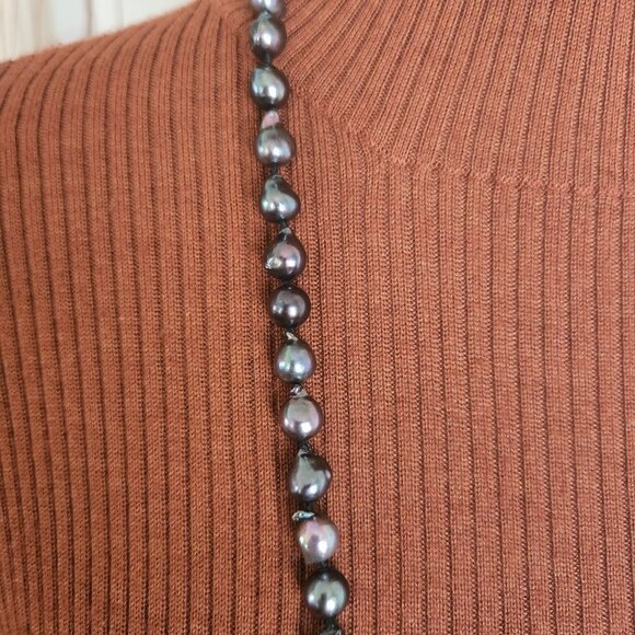 Black Peacock Pearls Hand Knotted with a Gold Clasp 35” - Picture 3 of 7